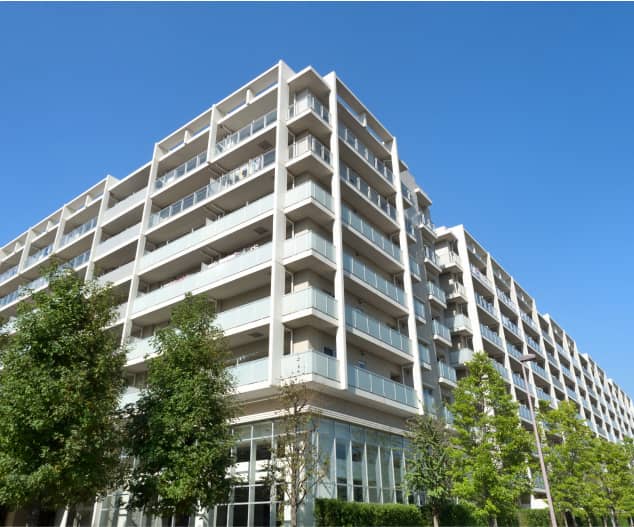 広々とした空の下、清潔感のある二階建て住宅の外観